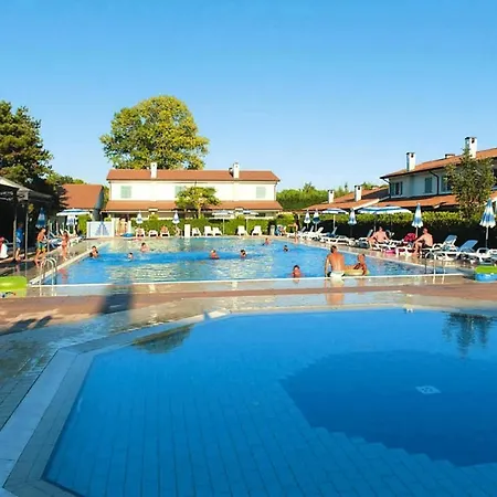 Apartmán Terraced House In The Ca' Del Pino Complex With Communal Pool In Bibione